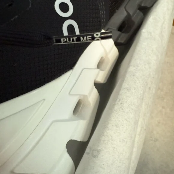 New!! On Running Cloudflyer 4 Black and White Shoes - Picture 4 of 9